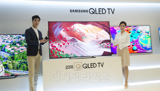 17일 서울 삼성전자 서초사옥에서 열린 '삼성 QLED TV - 더 퍼스트 룩 2018 코리아' 행사에서 모델들이 신제품을 소개하고 있다. 올해 신제품은 75인치 이상 초대형 프리미엄 라인업을 대폭 강화했고, '사용자 경험'(UI·UX) 측면에서는 '인텔리전트 디스플레이'(Intelligent Display)라는 개념을 도입한 것이 특징이다. 유동일기자 eddieyou@